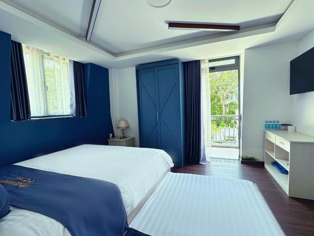 Giường trong phòng chung tại Anh Quan Khoi Hotel
