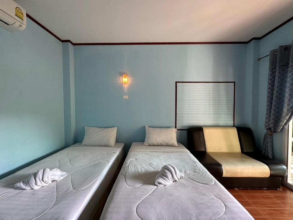 Postel nebo postele na pokoji v ubytování จันทรา รีสอร์ต เอราวัณ Jantra Resort Erawan Kanchanaburi