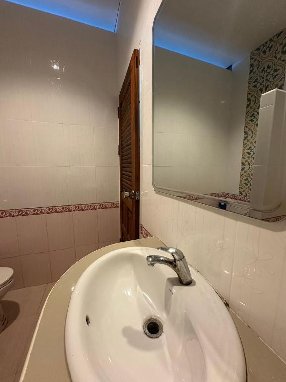 Koupelna v ubytování จันทรา รีสอร์ต เอราวัณ Jantra Resort Erawan Kanchanaburi