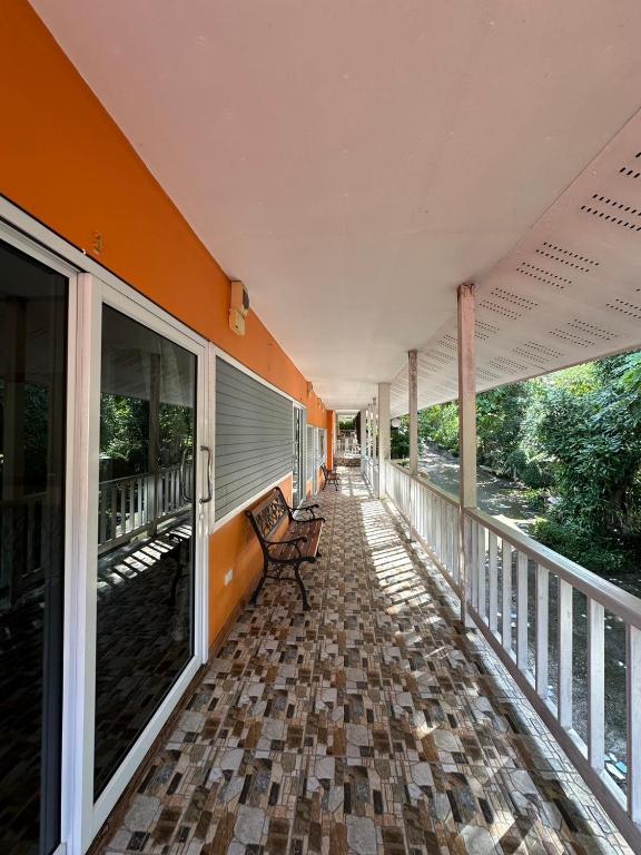 Balkón nebo terasa v ubytování จันทรา รีสอร์ต เอราวัณ Jantra Resort Erawan Kanchanaburi