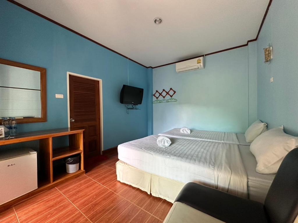 Postel nebo postele na pokoji v ubytování จันทรา รีสอร์ต เอราวัณ Jantra Resort Erawan Kanchanaburi