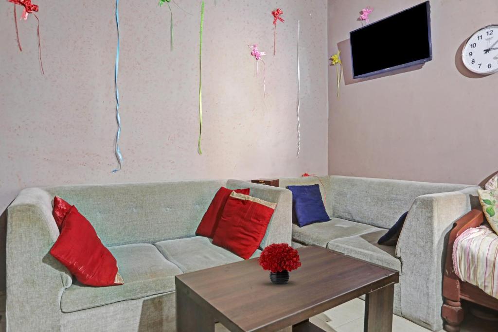 Fotografie z fotogalerie ubytování Collection O Mayank Guest House Near ISKCON Temple Noida v destinaci Kālkāji Devi