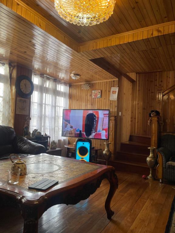 TV a/nebo společenská místnost v ubytování Ngawang homestay