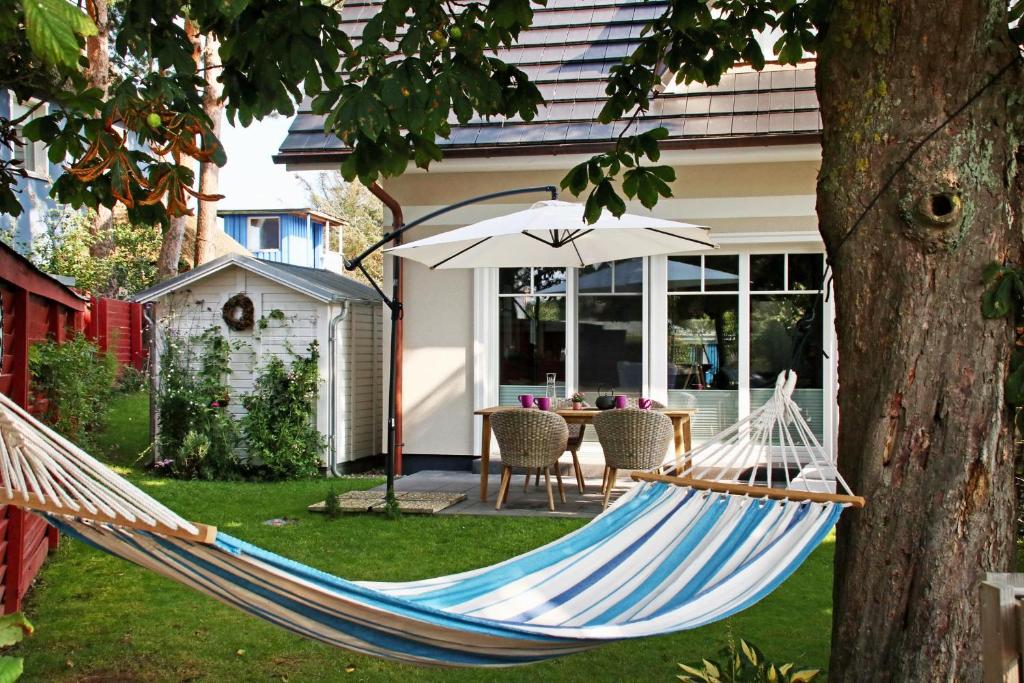 a hammock in a yard next to a house at In den Katen in Wieck