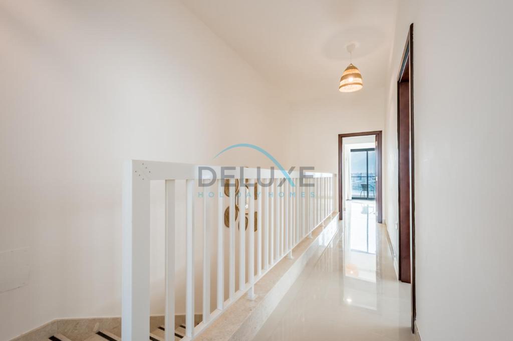 Fotografie z fotogalerie ubytování Best Deal 3BR plus maid's with Pool Perfect for Groups by Deluxe Holiday Homes v destinaci Fudžajra