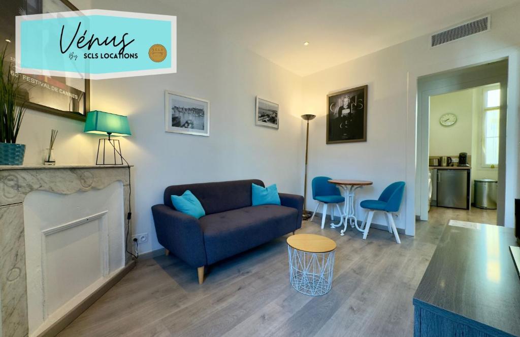 un salon avec un canapé et une cheminée dans l'établissement Vénus By SCLS Locations, à Cannes