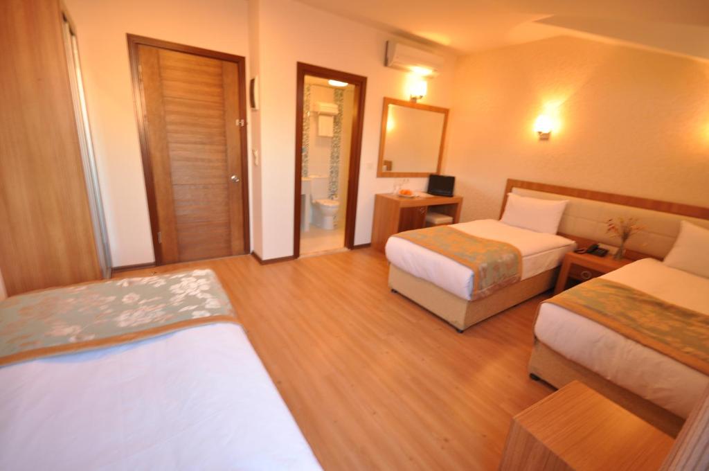 Postel nebo postele na pokoji v ubytování Grand Anzac Hotel