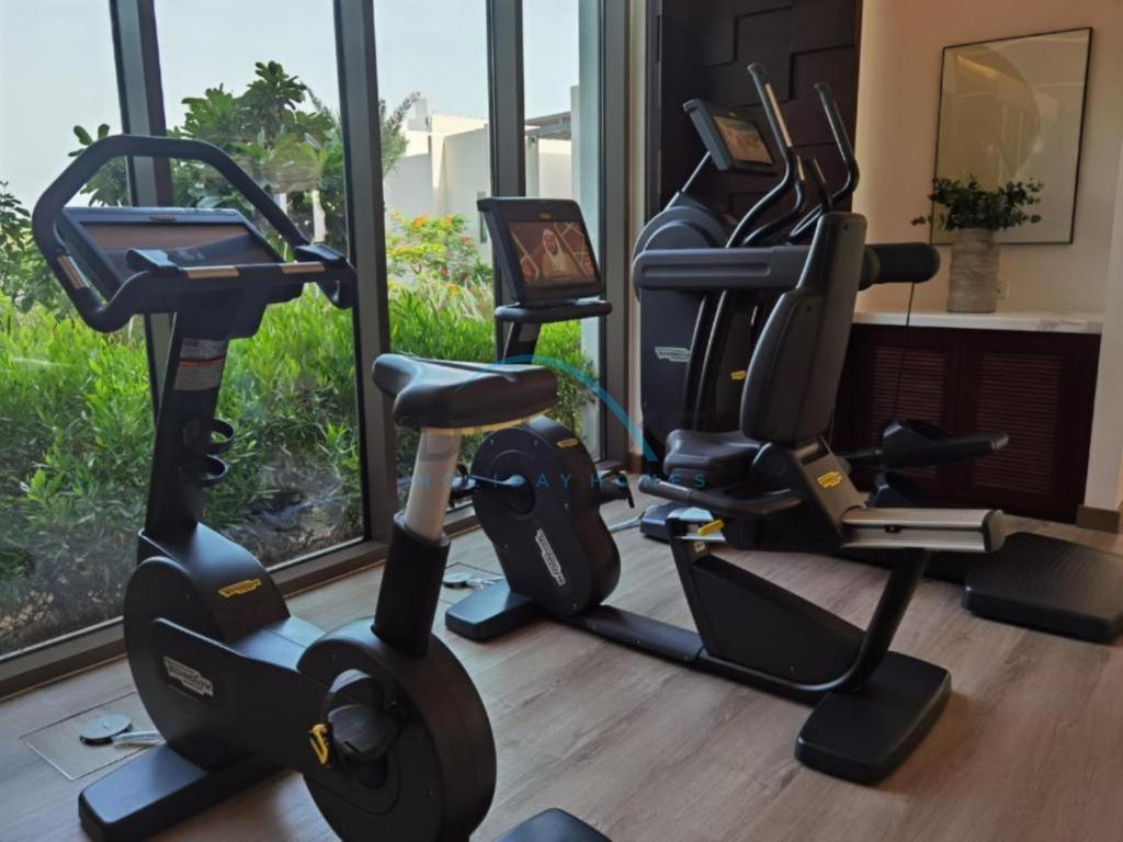 Fitness centrum a/nebo fitness zařízení v ubytování Tranquil Sea-Side Retreat 2BR Apartment in The Address Fujairah Residences Block B, Fujairah by Deluxe Holiday Homes