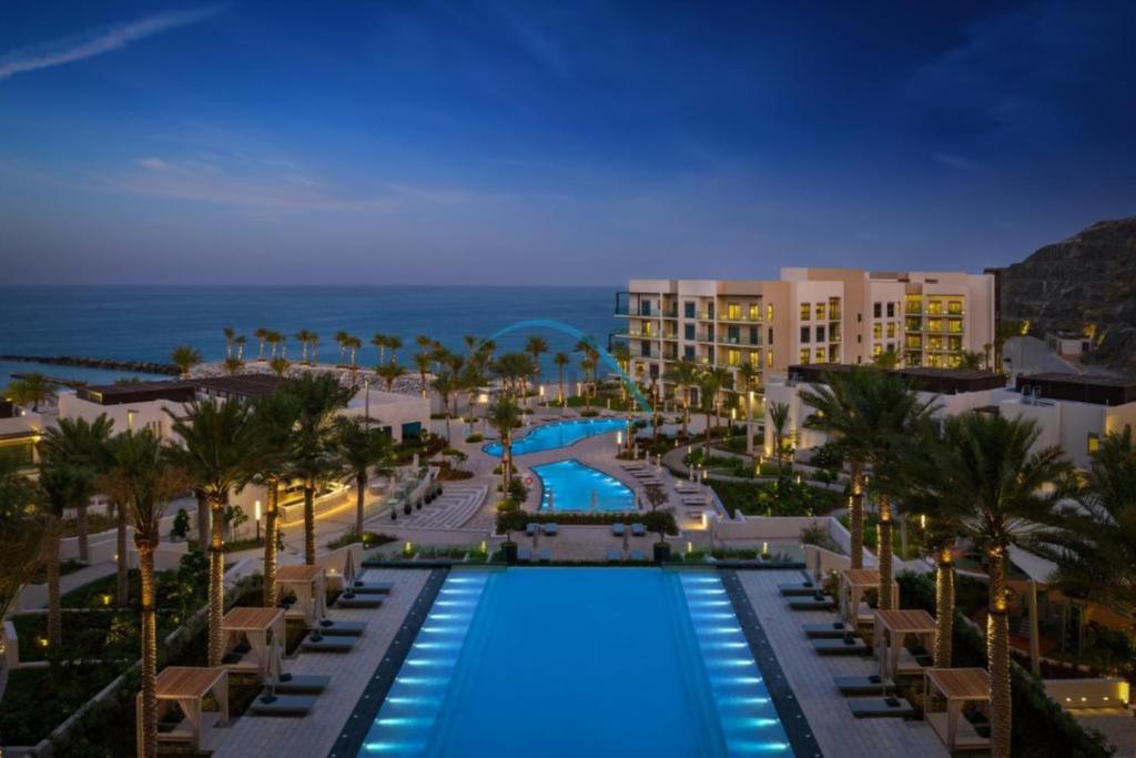 Bazén v ubytování Tranquil Sea-Side Retreat 2BR Apartment in The Address Fujairah Residences Block B, Fujairah by Deluxe Holiday Homes nebo v jeho okolí