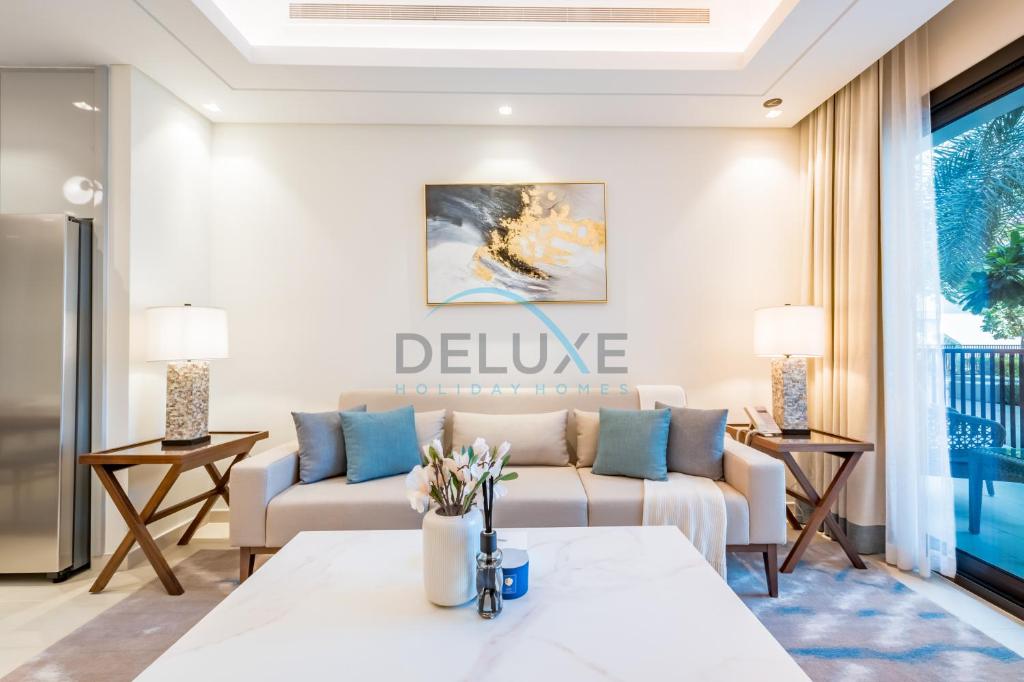 Posezení v ubytování Tranquil Sea-Side Retreat 2BR Apartment in The Address Fujairah Residences Block B, Fujairah by Deluxe Holiday Homes