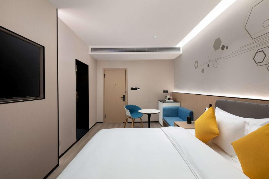 Postel nebo postele na pokoji v ubytování Microtel by Wyndham Xian Beilin