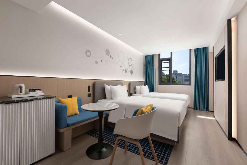 Postel nebo postele na pokoji v ubytování Microtel by Wyndham Xian Beilin