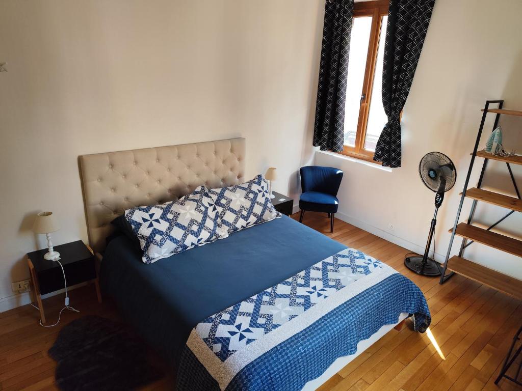 Posteľ alebo postele v izbe v ubytovaní 2 pièces totalement rénové au cœur de Bourges