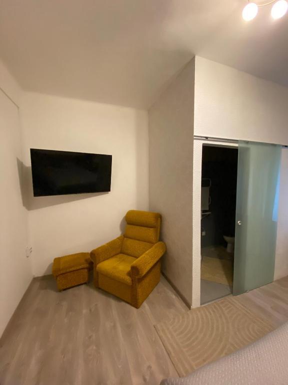 TV a/nebo společenská místnost v ubytování Airport17 B&B
