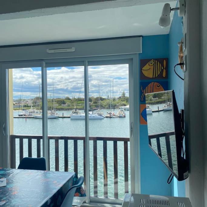 - un balcon avec vue sur un port avec des bateaux dans l'établissement La Brigantine 613, superbe vue mer pour ce joli T2, au Cap d'Agde