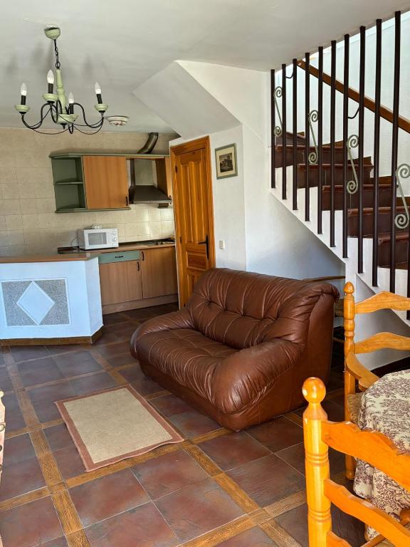 Kuchyň nebo kuchyňský kout v ubytování ALTOGREDOS Hotel Rural y apartamentos turísticos