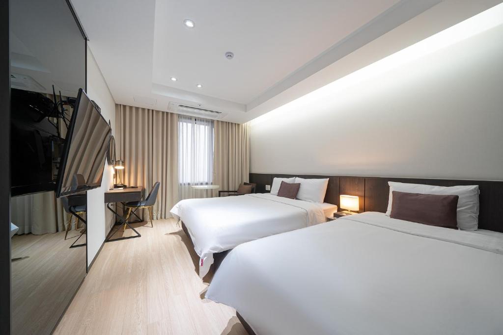 Postel nebo postele na pokoji v ubytování Ramada by Wyndham Yongin