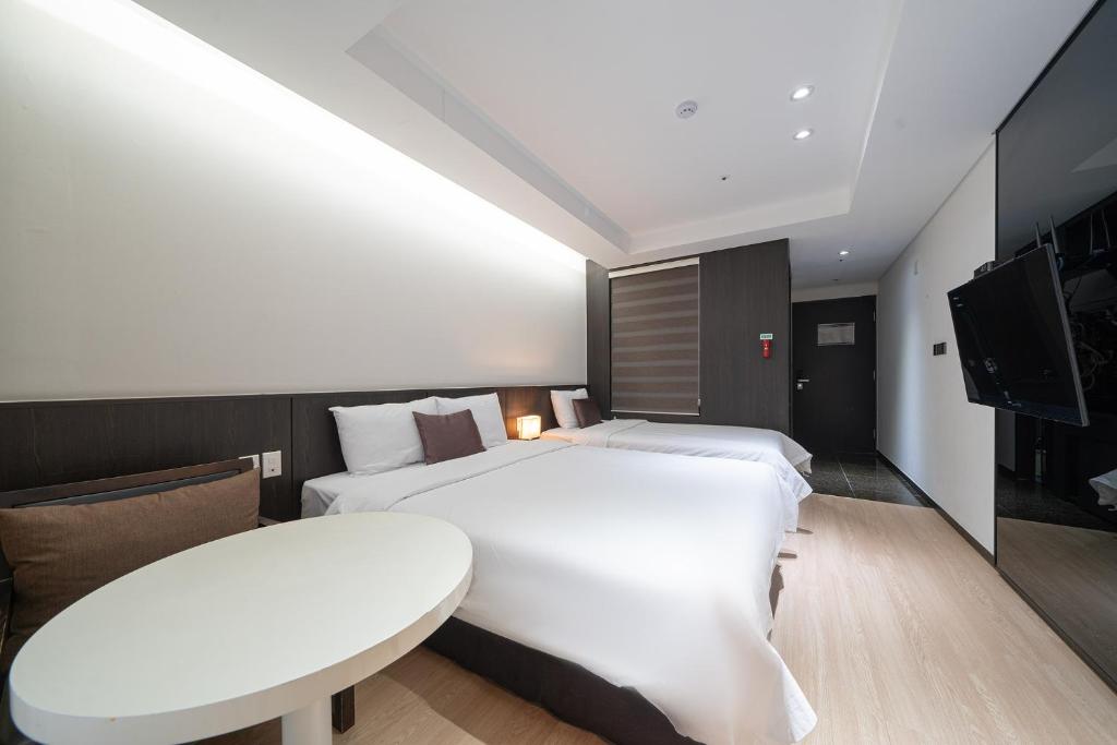 Postel nebo postele na pokoji v ubytování Ramada by Wyndham Yongin