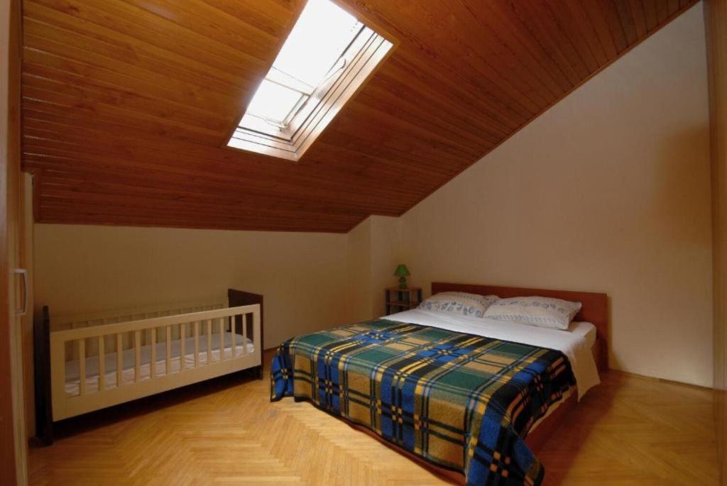 Łóżko lub łóżka w pokoju w obiekcie Apartments Denko