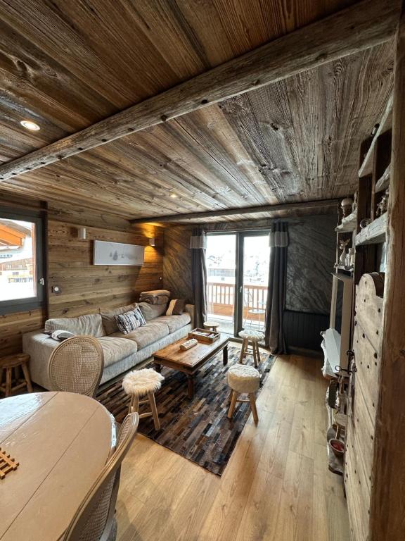 un salon avec un canapé et une table dans l'établissement Appartement 3 pièces style chalet proximité pistes, à Pralognan-la-Vanoise