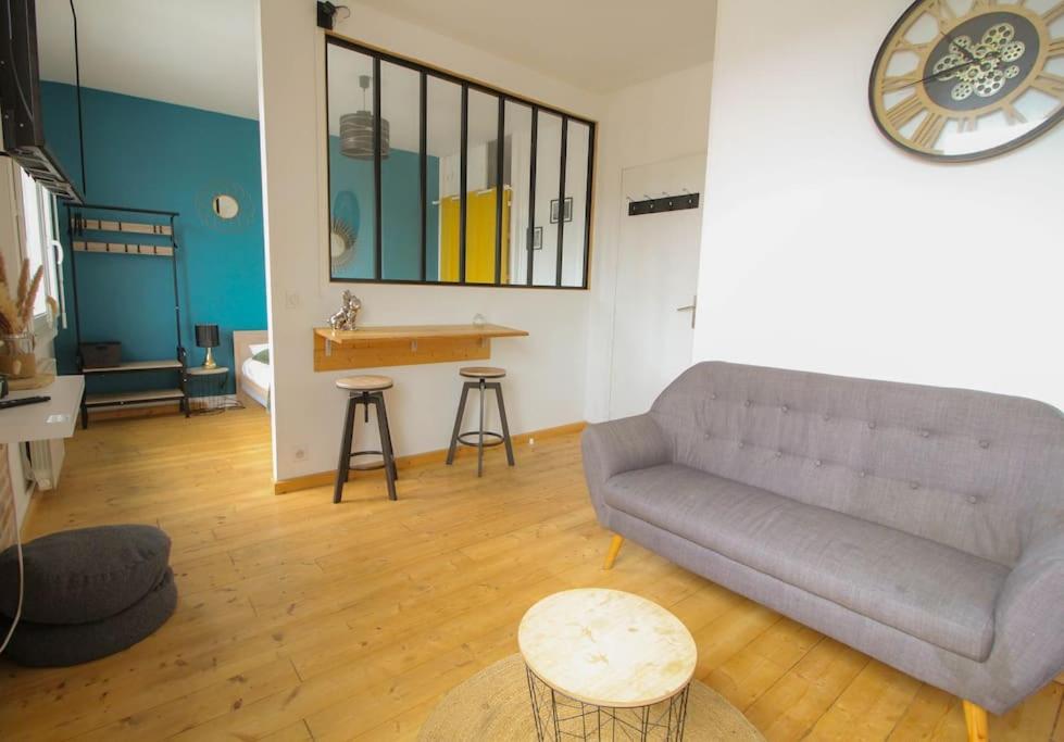 un salon avec un canapé et une table dans l'établissement NEW! Saint Martin 52A- Grand studio lumineux-wifi, à Angoulême