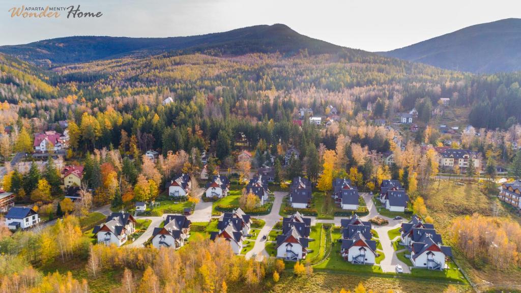 an aerial view of a home in the mountains at Wonder Home - Domki górskie z kominkami, bezpłatnym parkingiem i placem zabaw na terenie kompleksu in Karpacz