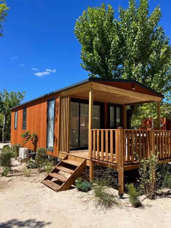 een kleine hut met een veranda en een terras bij Best Holiday Port Grimaud in Grimaud