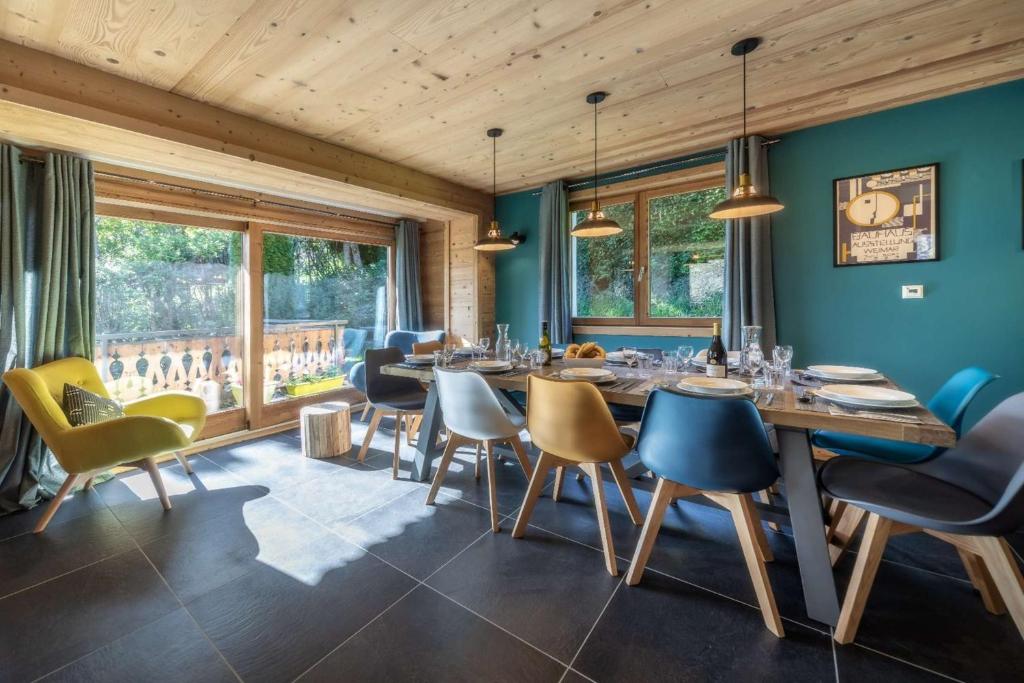 une salle à manger avec une longue table et des chaises dans l'établissement CHALET ROJI: superbe chalet moderne pour 10 personnes proche du centre, à Morzine