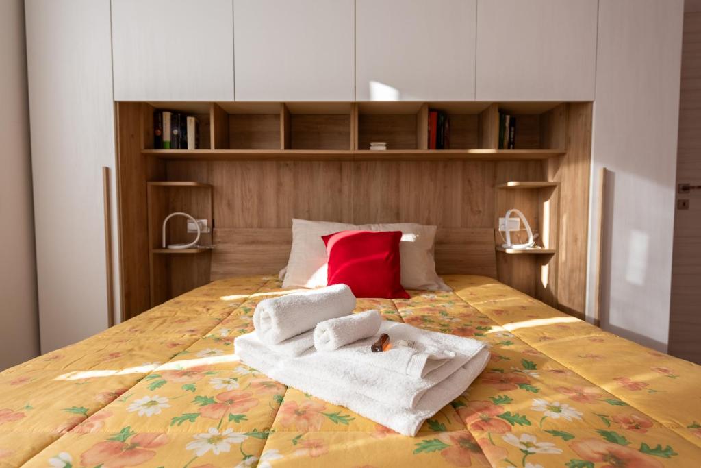 CanegrateにあるAu Moulin de la Galette vicino Milano, MXP e Parking FREEのタオルが敷かれたベッドのある寝室