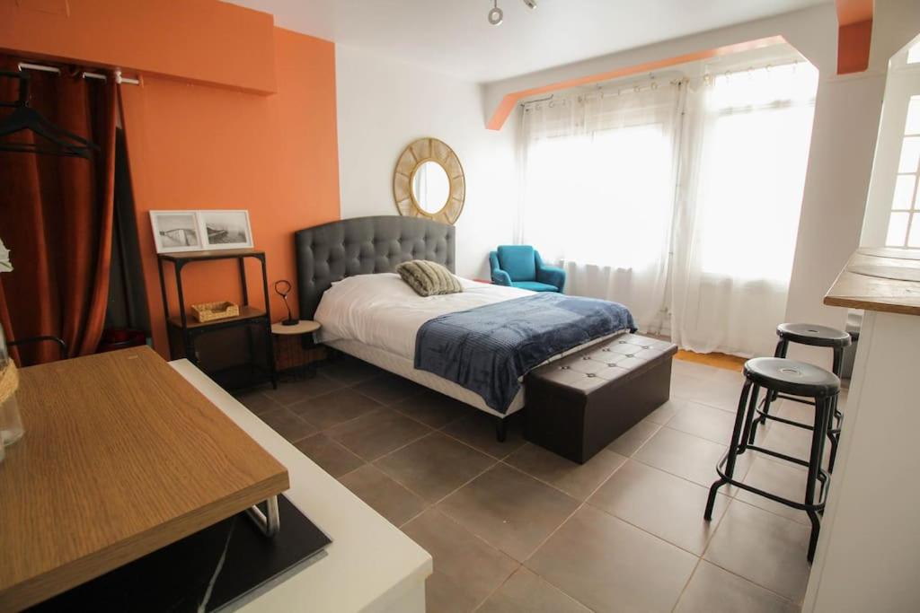 une chambre avec un lit et une table et une cuisine dans l'établissement NEW! St Martin 52C- Grand studio, à Angoulême