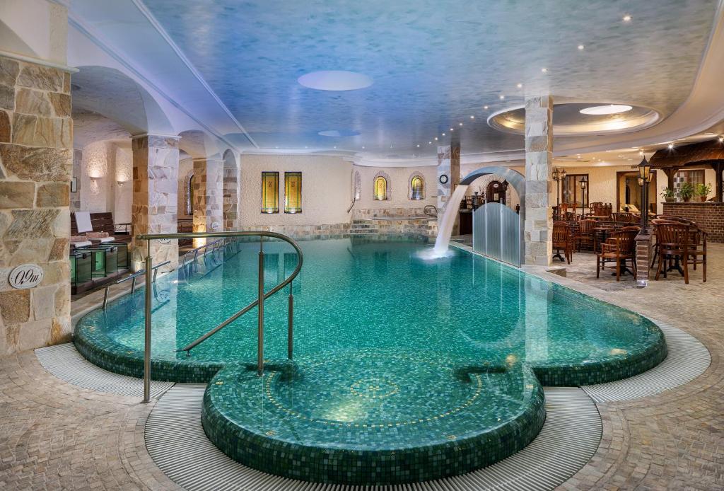 Bazén v ubytování Carlsbad Plaza Medical Spa & Wellness hotel nebo v jeho okolí