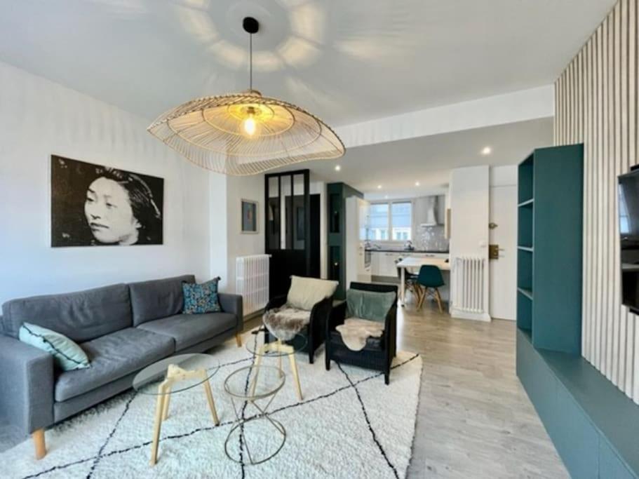 un salon avec un canapé et une table dans l'établissement Appartement centre ville au calme, belles prestations, à Lorient