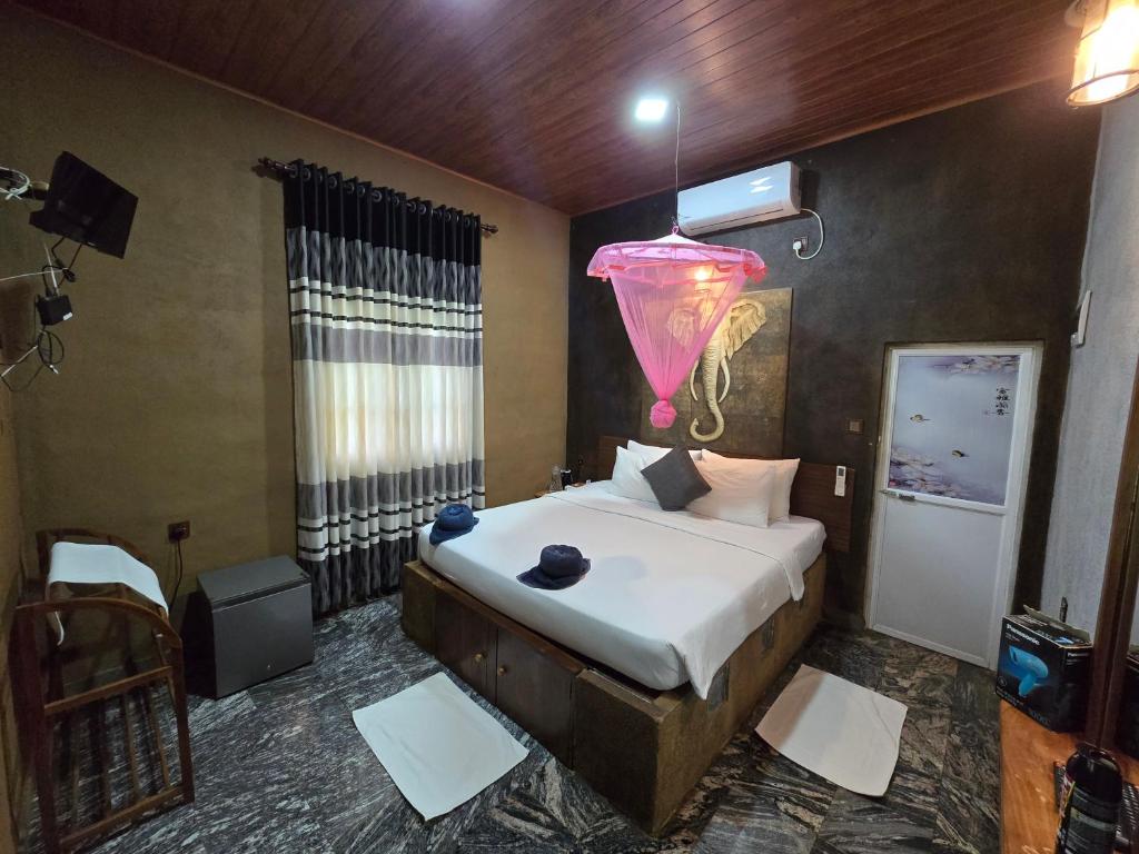 Postel nebo postele na pokoji v ubytování Ceylon wilpattu safaris & lodging