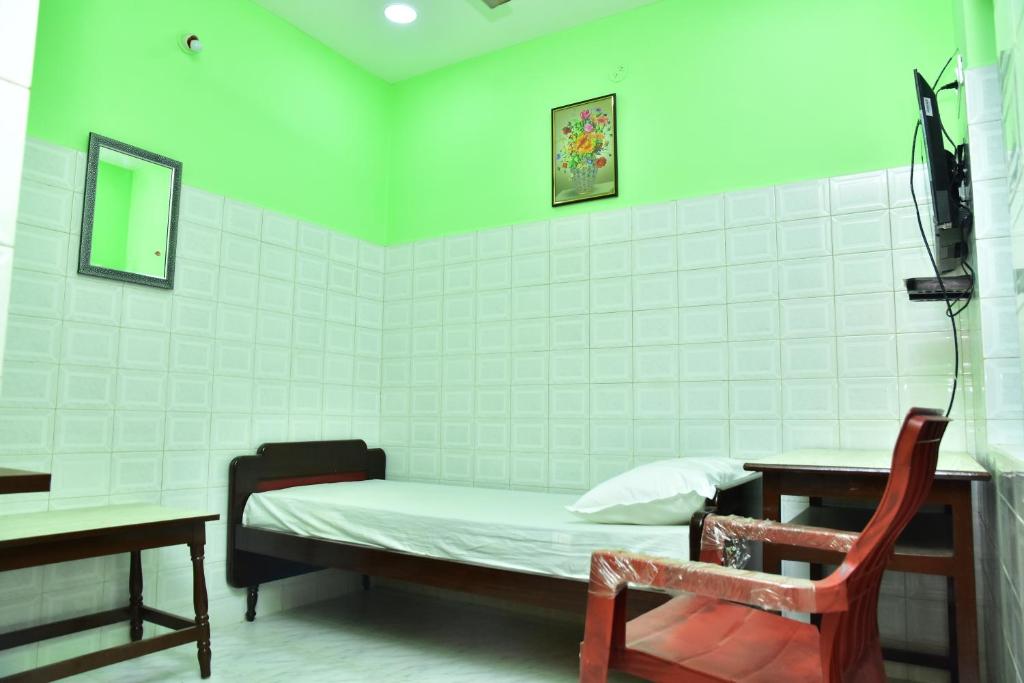 TV a/nebo společenská místnost v ubytování Sri Tirumalaa Hotel