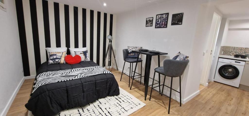 une chambre avec un lit, une table et des chaises dans l'établissement Ciné Chic sous la Promenade, à Nice