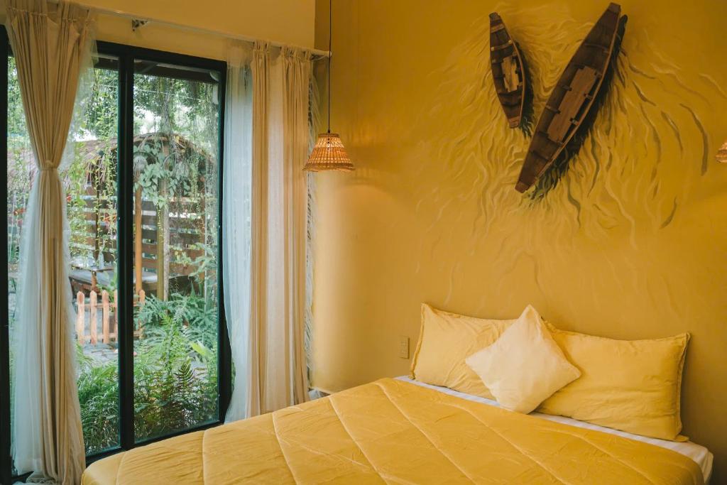 Postel nebo postele na pokoji v ubytování Bến Đò Xưa Homestay & Coffee