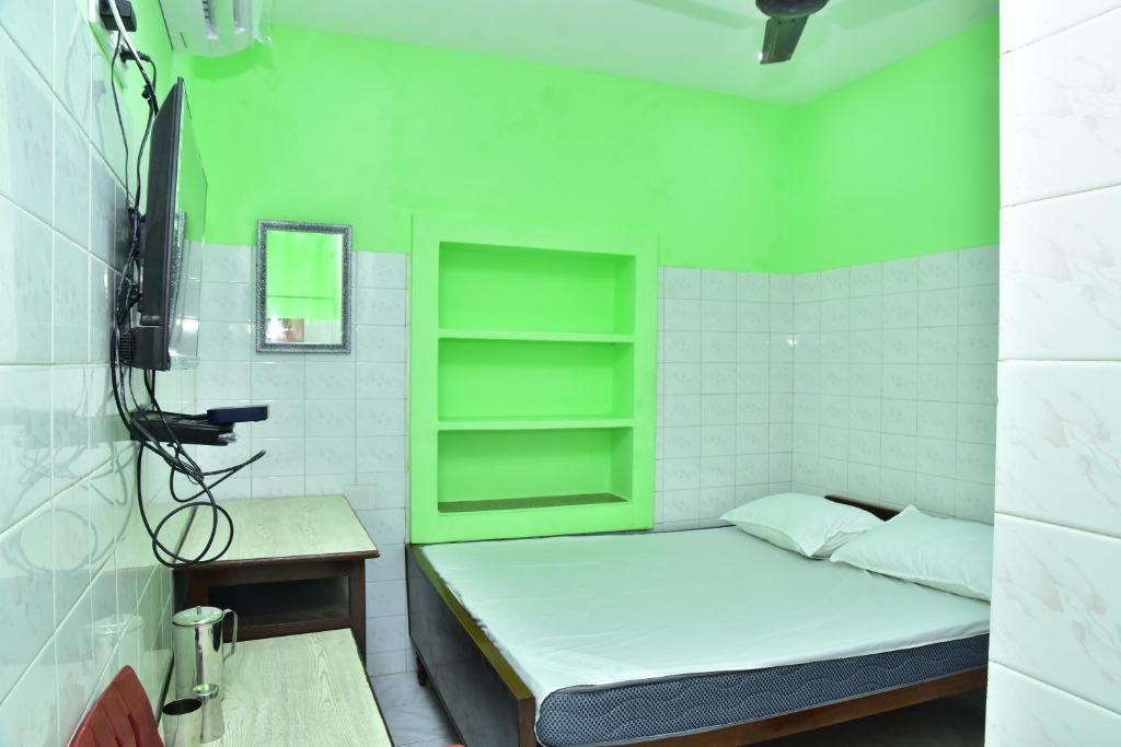 Postel nebo postele na pokoji v ubytování Sri Tirumalaa Hotel