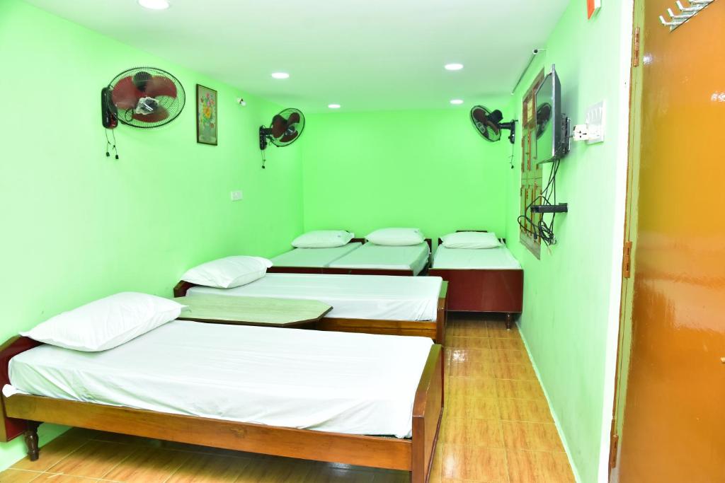 Postel nebo postele na pokoji v ubytování Sri Tirumalaa Hotel