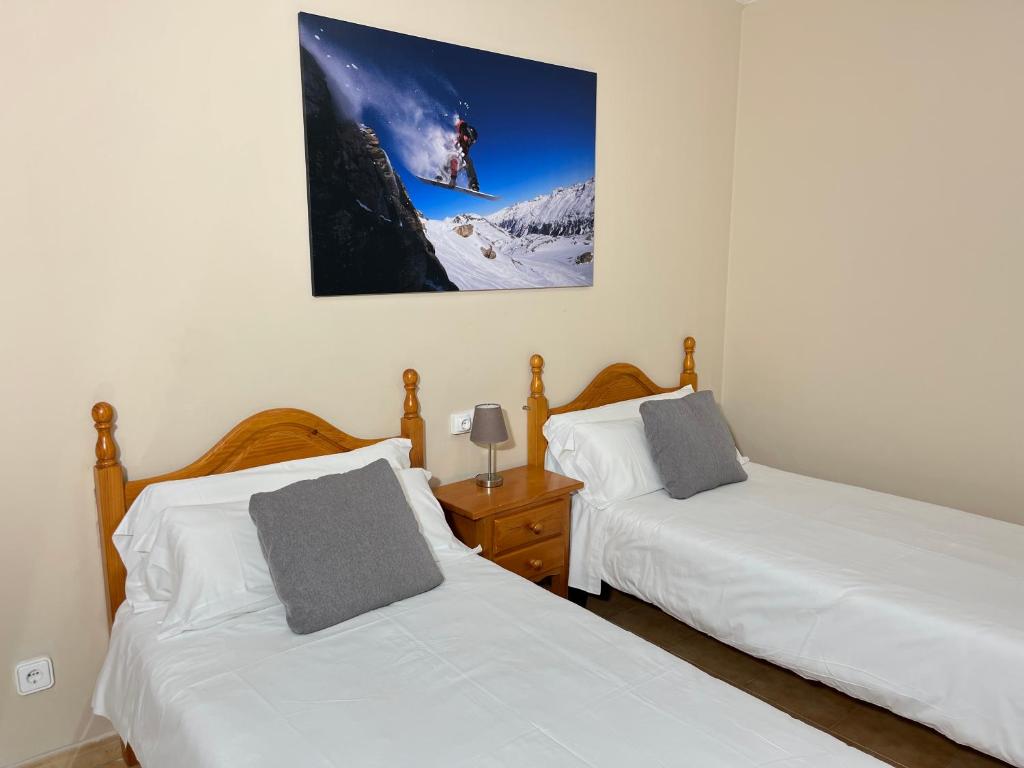 Postel nebo postele na pokoji v ubytování Apartaments Font del Poble
