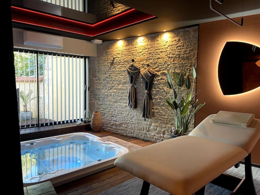 Lázně a/nebo wellness v ubytování Logement spa privatif proche Niort et La Rochelle