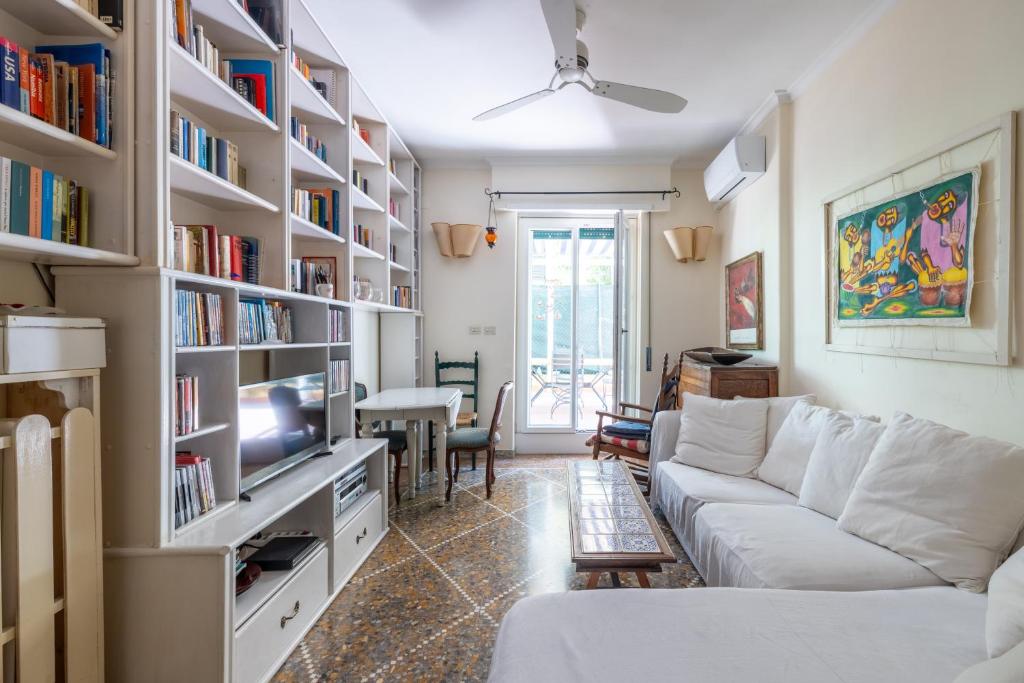 TV a/nebo společenská místnost v ubytování Rome city terrace apartment - Smart Relax Home