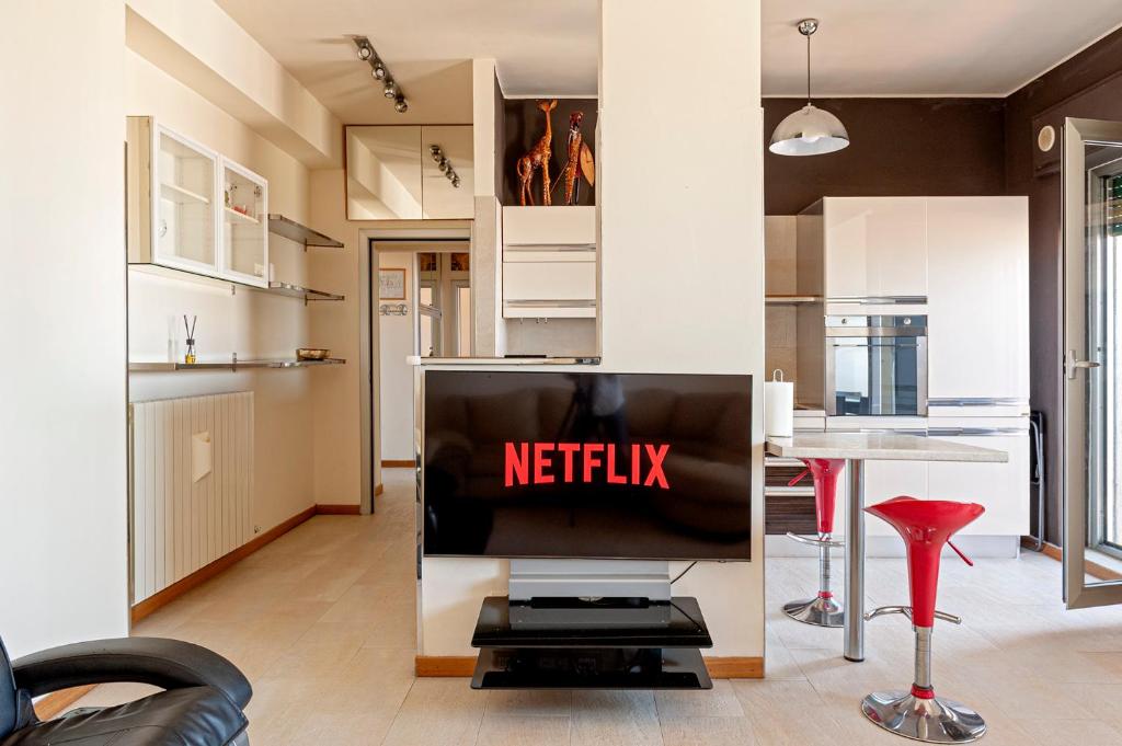 Televízia a/alebo spoločenská miestnosť v ubytovaní Skyline Michelucci Attico Moderno con Vista