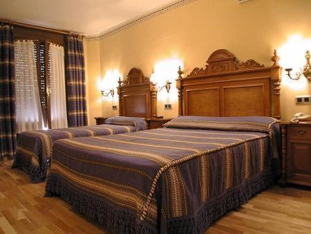a hotel room with two beds in a room at Hotel del Pastor in Morella