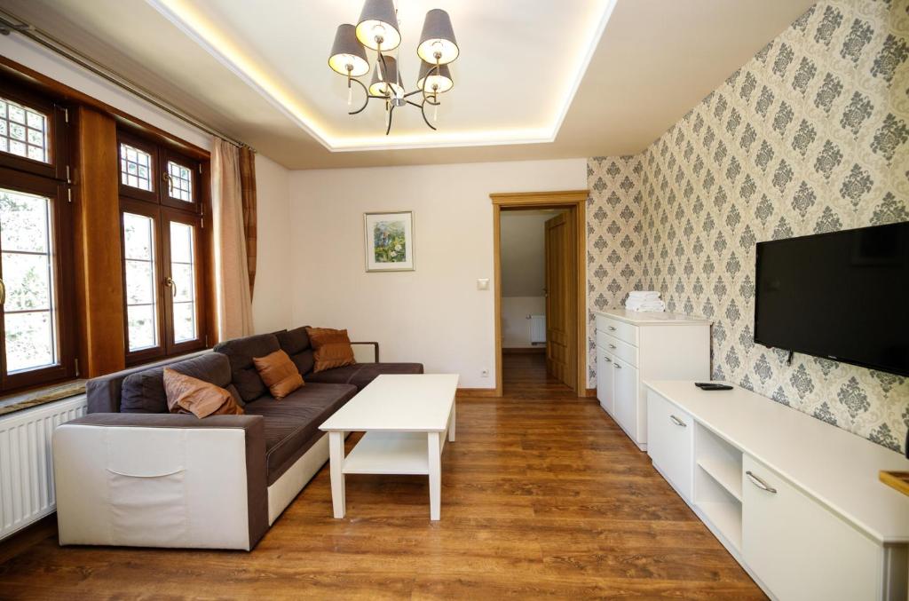 Televízia a/alebo spoločenská miestnosť v ubytovaní Apartamenty Silva Szklarska Poręba