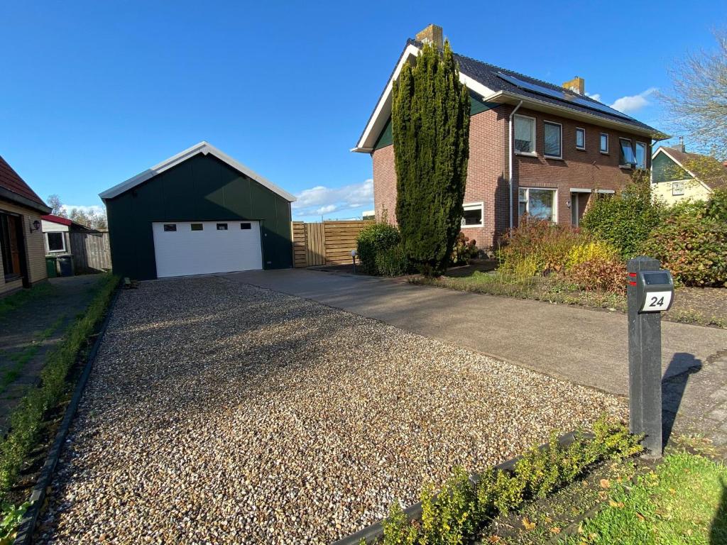 Woning aan het water in het Friese Merengebied - Two-Bedroom House