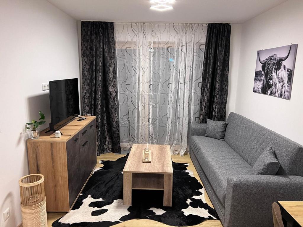 TV a/nebo společenská místnost v ubytování FeWo Nr 1 Iller im Allgäu mit Balkon Bergblick