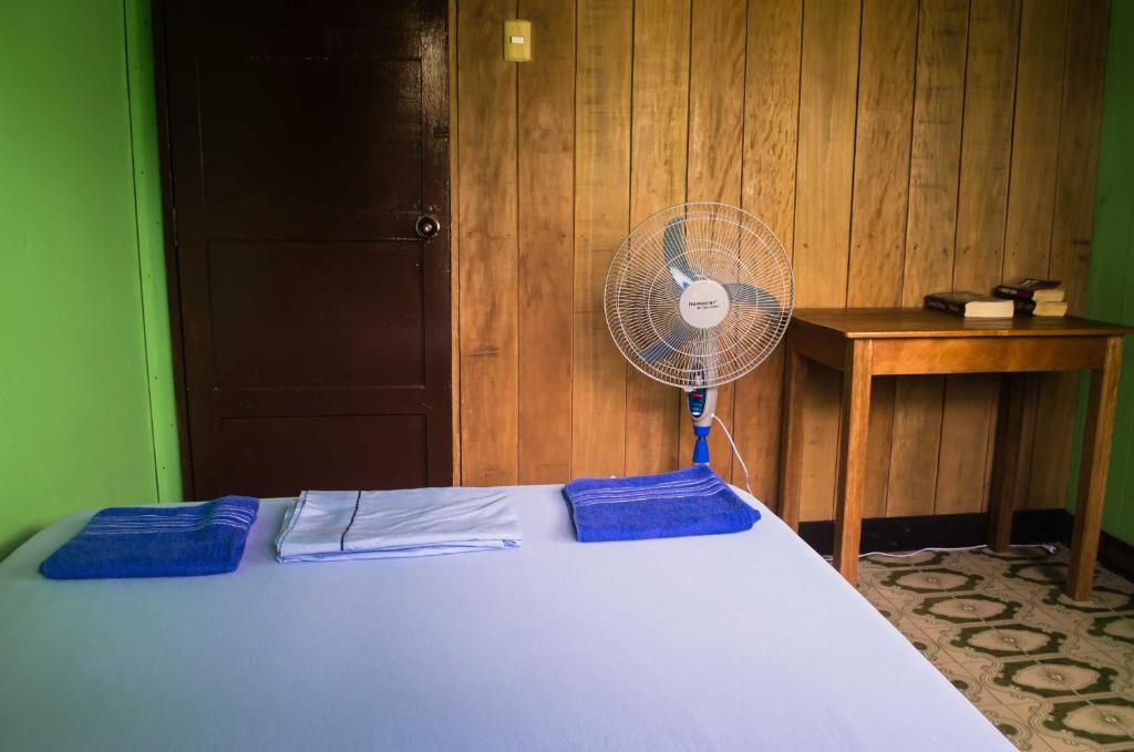 Postel nebo postele na pokoji v ubytování Hostel Casa de las Palmas Tours