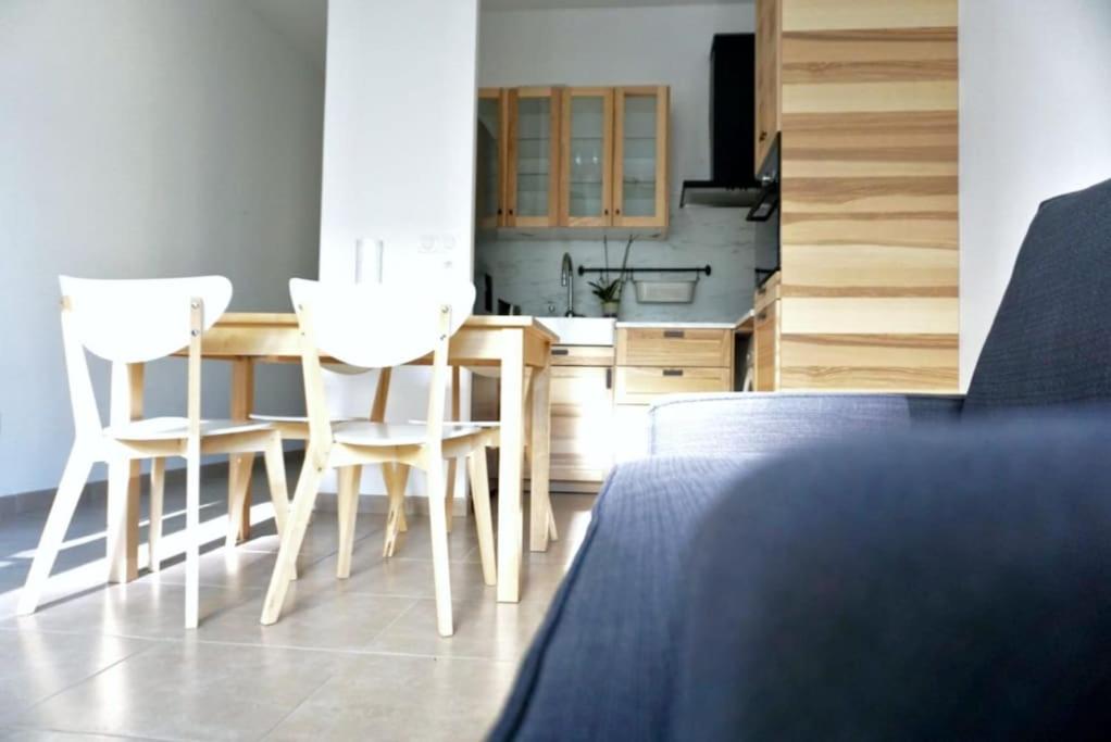 une cuisine avec une table et des chaises dans une pièce dans l'établissement Chez Pascal Sissi -New Appart, Ile Nantes, CCgrés, à Nantes