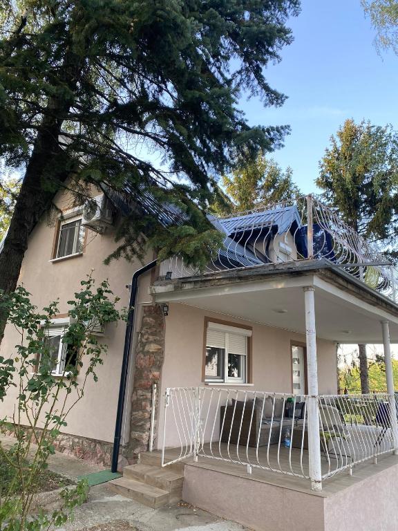Το κτήριο όπου στεγάζεται  η παραθεριστική κατοικία