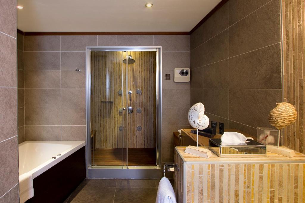 A bathroom at Avantgarde Hotel Levent